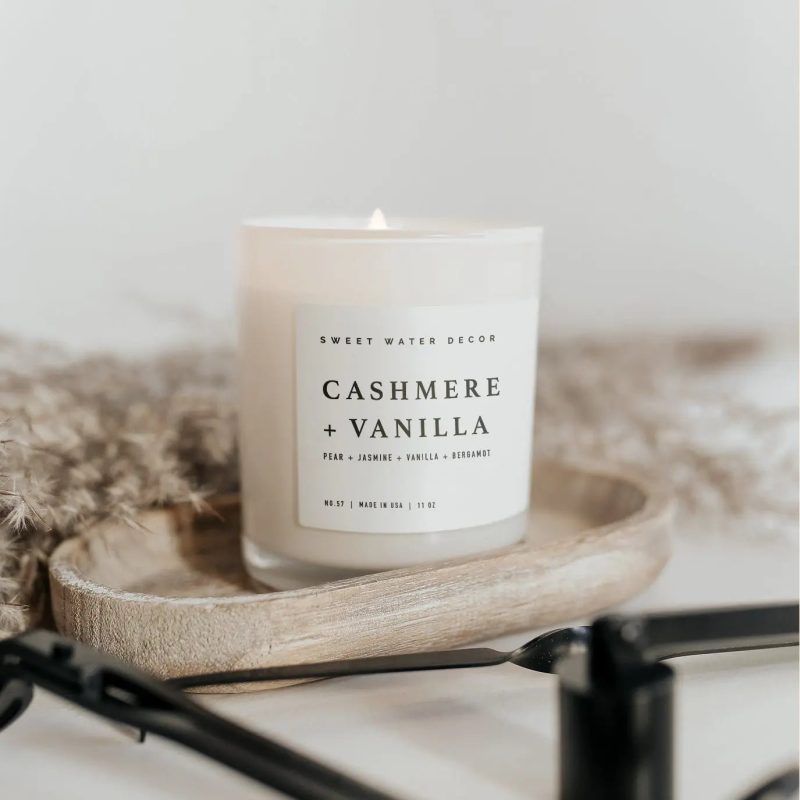 C057WW CASHEMERE AND VANILLA 11OZ WHITE JAR CANDLE INFINITY HOMES MAY 2023 SWEET WATER DECOR 2 304018