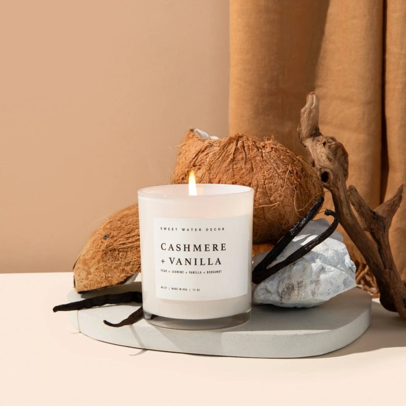 C057WW CASHMERE AND VANILLA 11OZ WHITE CANDLE SOONA R5 JULY 2023 SWEET WATER DECOR 2 423702