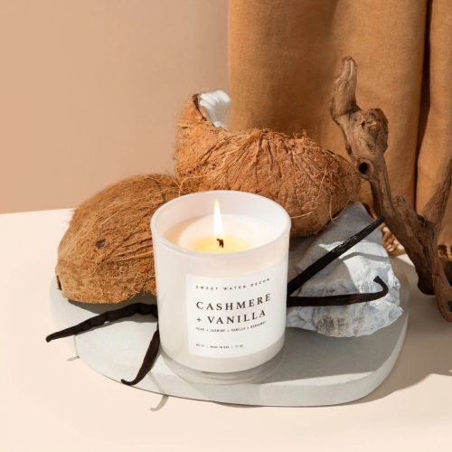 C057WW CASHMERE AND VANILLA 11OZ WHITE CANDLE SOONA R5 JULY 2023 SWEET WATER DECOR 3 661215