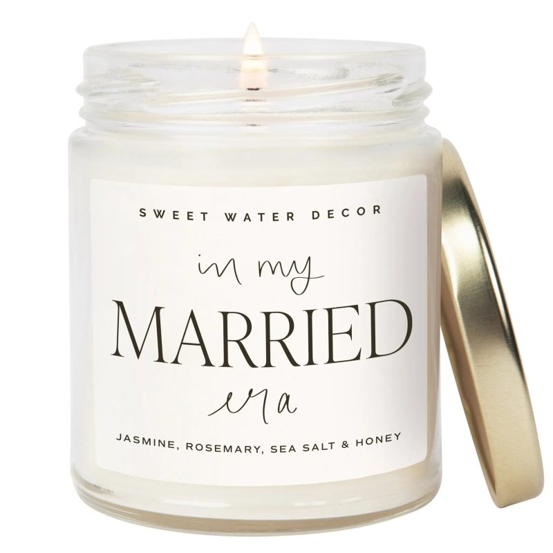 CJ113 IN MY MARRIED ERA 9OZ CANDLE SWD 2024 WB 814365