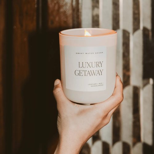 CL131 LUXURY GETAWAY TAN 15OZ CANDLE HOT METAL STUDIOS APRIL 2024 SWEET WATER DECOR WEB1 121976