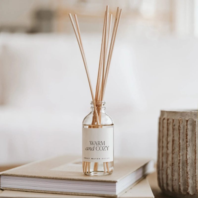 R132C WARM AND COZY CLEAR REED DIFFUSER SOONA MAY 2023 SWEET WATER DECOR 3 249609