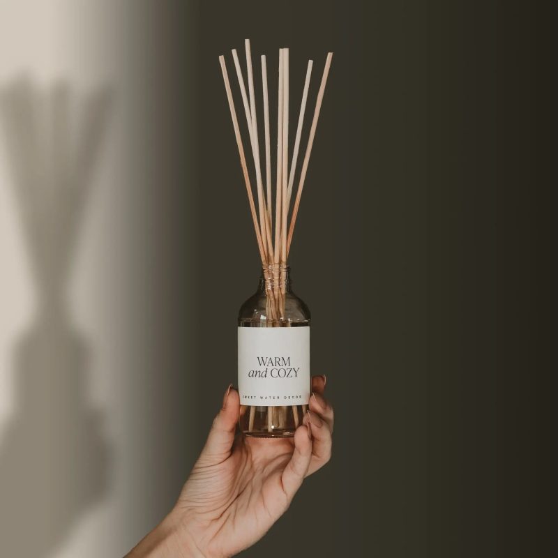 R132C WARM AND COZY CLEAR REED DIFFUSER SOONA MAY 2023 SWEET WATER DECOR 4 699841