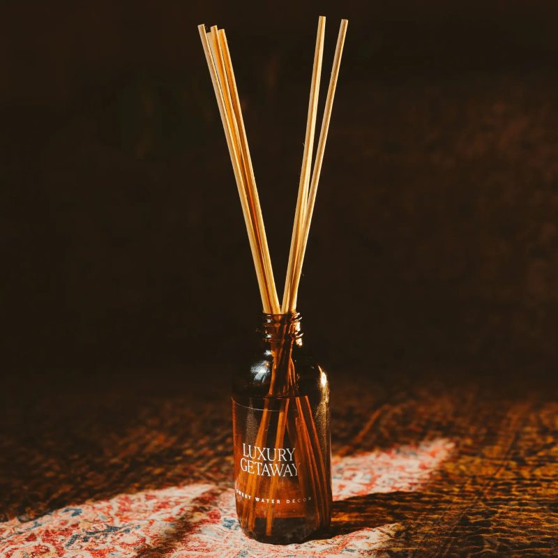 R165A LUXURY GETAWAY AMBER JAR REED DIFFUSER HOT METAL STUDIOS APRIL 2024 SWEET WATER DECOR WEB2 322504